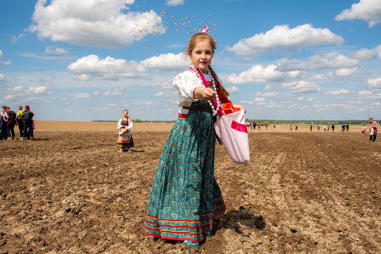 бабушка из ольги. коллектив кладезь. кладезь белоусово ансамбль. администрация молочный. день города кашин.